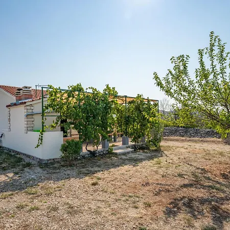 Agis By Interhome Vikendica